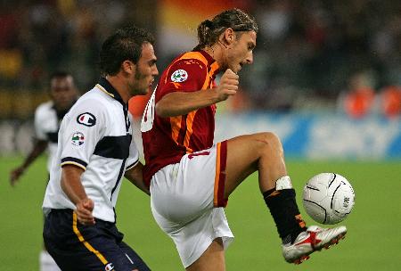 德容：不应该再和上赛季比较了，上赛季我们也没拿到欧冠冠军（德容：本季不必再拿上季作比较，上季我们也未能夺得欧冠）