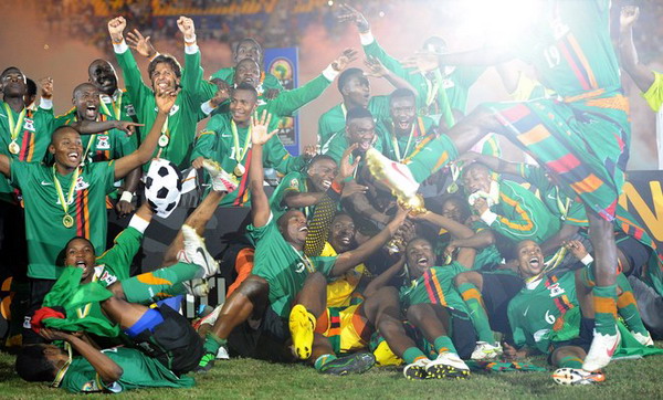 身背两黄，德容与卡萨多在欧冠再吃黄牌就要停赛（德容与卡萨多两黄在身 欧冠再染黄将被停赛）