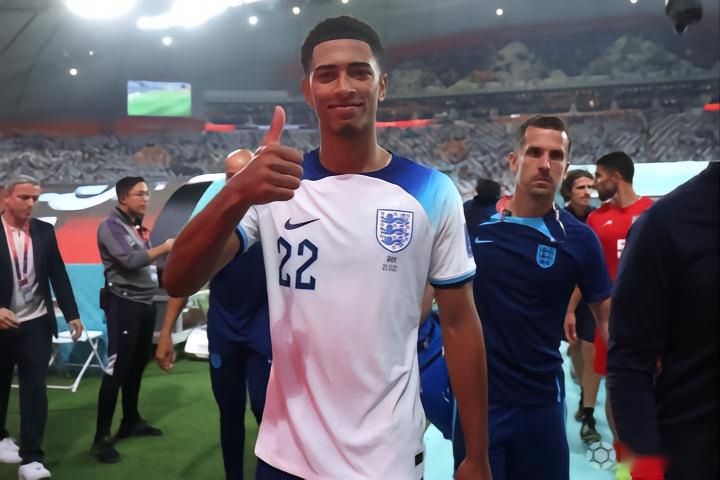 吉文：可能我有点老派，看不惯加纳乔走路歪着身子还挂条链子