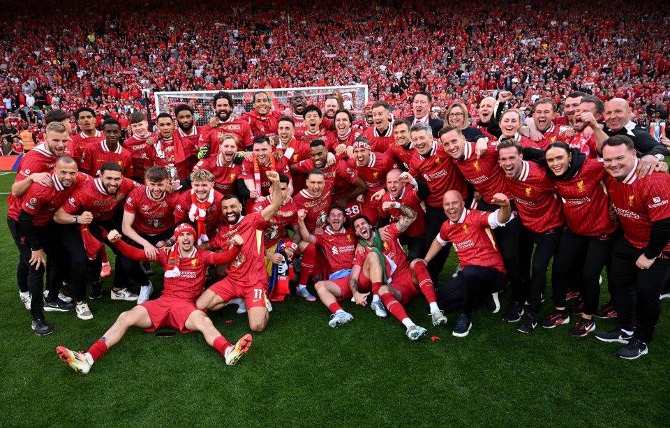 苏翊鸣在2025-2026赛季国际雪联单板滑雪世界杯北京站夺冠，以181.00分刷新个人最佳，连续完成三个1980度空翻，展现卓越实力。